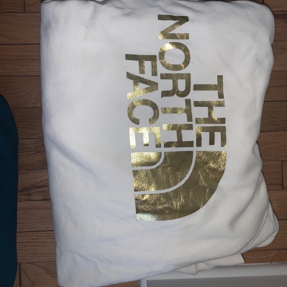 Woman’s north face sweatshirt never worn